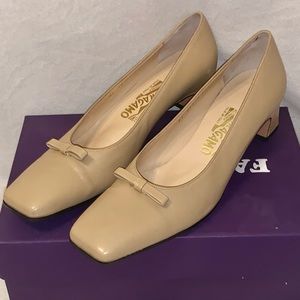 EUC FERRAGAMO LEATHER SQUARE TOE PUMPS